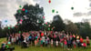 Zum Ende ihres Treffens ließen die 150 Kinder und Erwachsenen auf dem Gelände des Theissing Hauses Luftballons mit Wünschen für die Zukunft in den Teterower Himmel aufsteigen. 