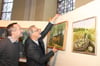 Helge Pfläging (links) und Christian Albroscheit haben die Ausstellung für die Kunstauktion in der Templiner Maria-Magdalenen-Kirche schon vorbereitet.