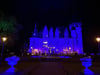 Im royalen Blau präsentiert sich das Klinker Schloss an seinem 125 Geburtstag. Der wird am Samstagabend gefeiert.