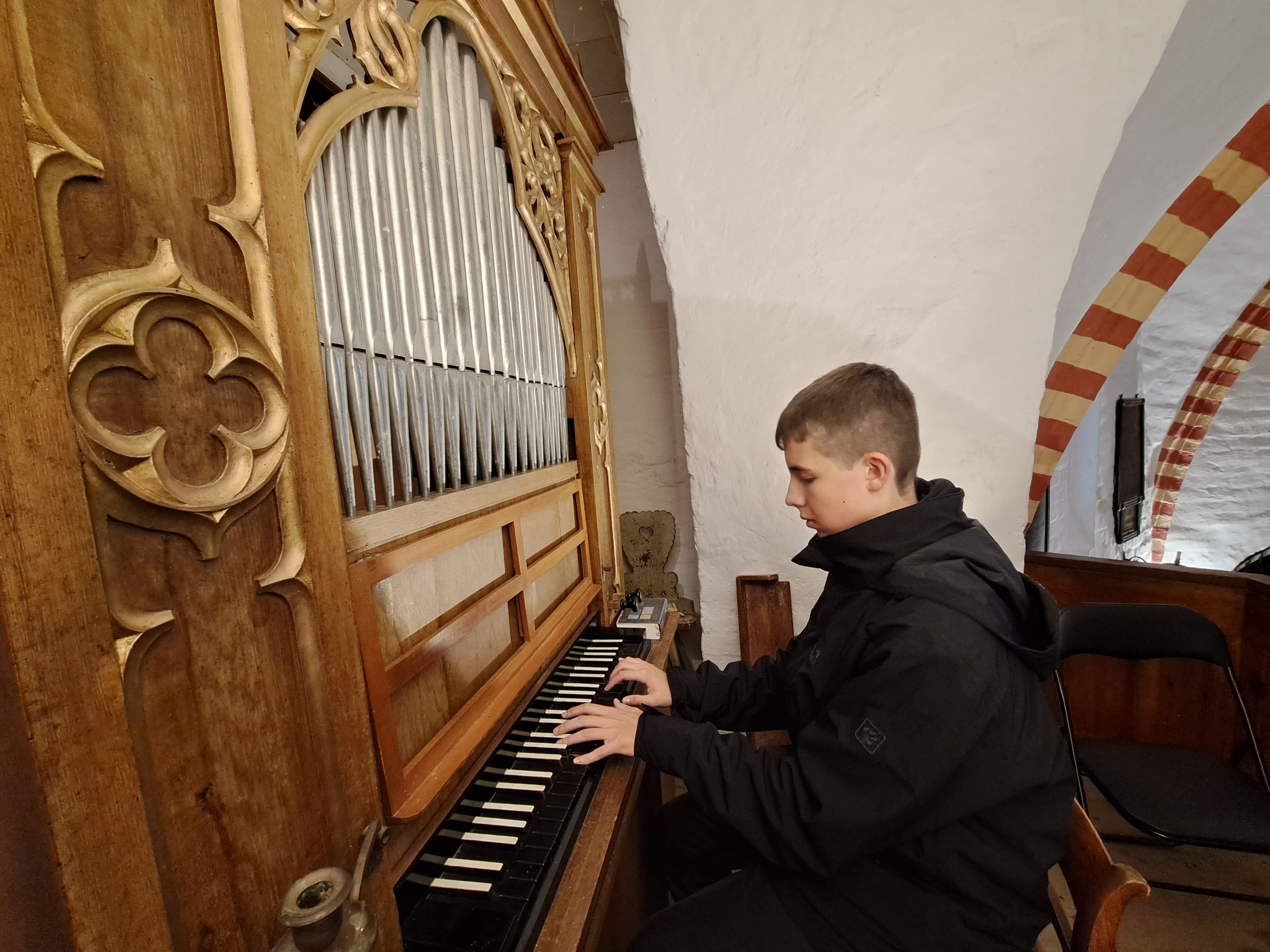 Junger Musiker findet seltenen Beruf toll