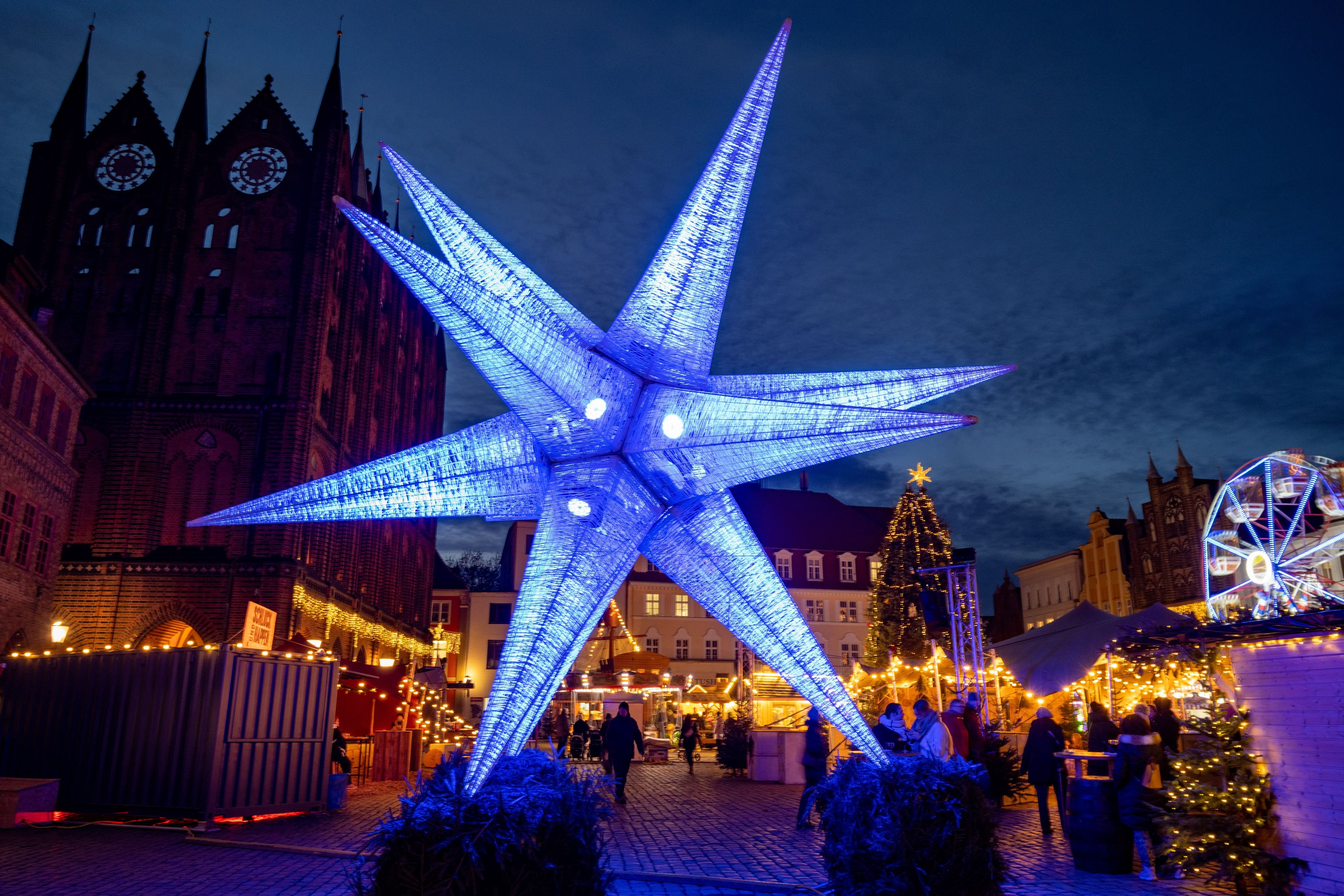 Erster Großer Weihnachtsmarkt In MV Ist Schon Eröffnet