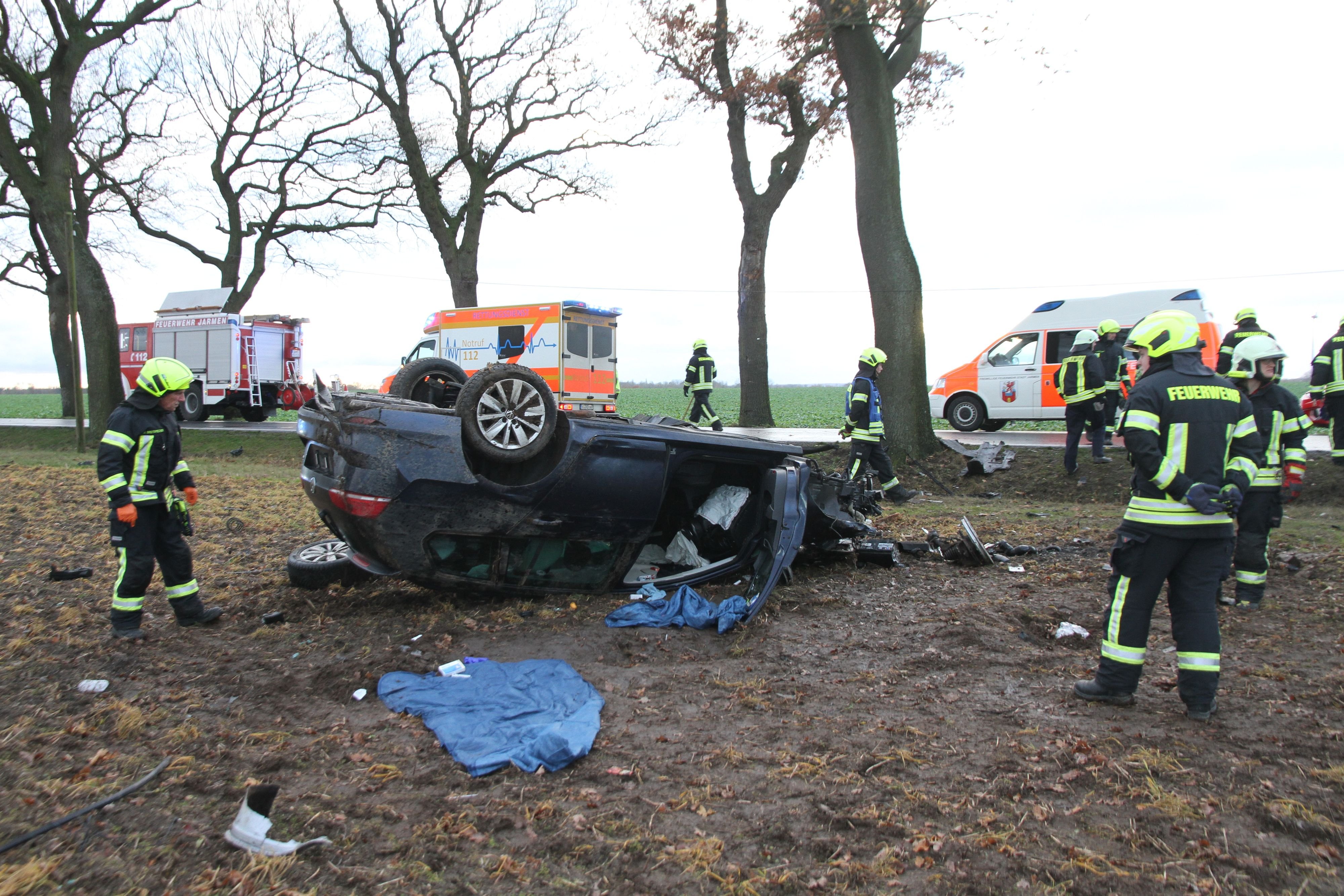 VW-Fahrerin Kracht Auf B110 Gegen Baum Und Verletzt Sich Schwer