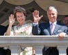 Das belgische Königspaar König Philippe und Königin Mathilde winken bei einem Besuch der Lutherstadt vom Balkon des Rathauses.