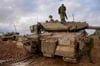 Israelische Soldaten arbeiten an einem Panzer auf einem Armeegelände in der Nähe der israelischen Grenze zum Gazastreifen.