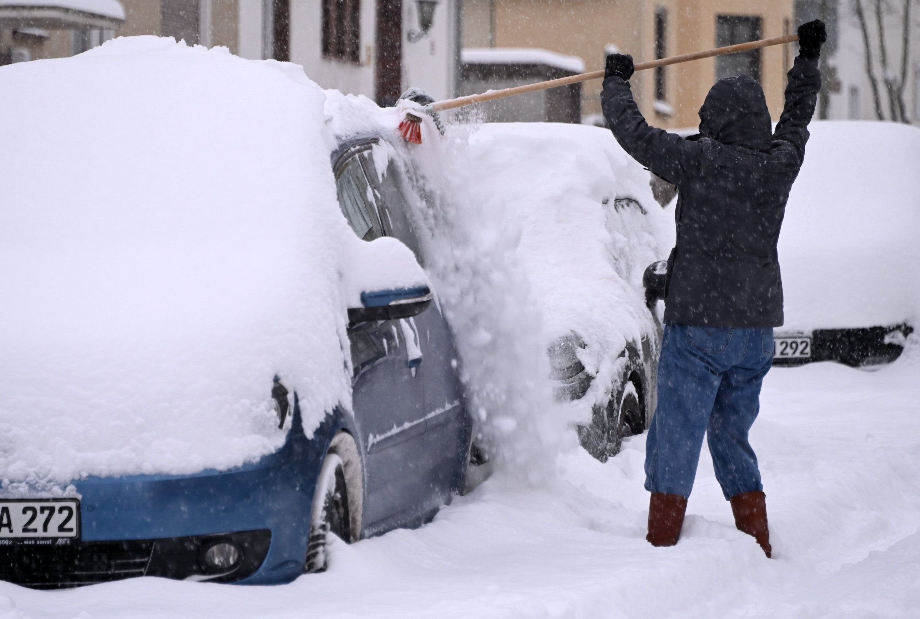 Diese 12 Dinge sollten Autofahrer im Winter unbedingt dabei haben