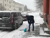 Für viele Hausbesitzer hieß es am Mittwoch Schneeschippen, wie hier in der Malchiner Mühlenstraße. Immer wieder schneite es. 