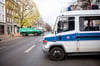Polizeifahrzeuge und Absperrband vor einer Synagoge in Berlin.
