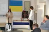 Russischlehrer Andres Trunk (rechts) war sichtlich stolz, was seine ukrainischen Schüler Katja und Daniel den Gästen beim Tag der offenen Tür am Goethe-Gymnasium schon alles auf Deutsch erzählen konnten