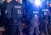 Rechtsextremismus: In Grevesmühlen haben Passanten mit Sieg-Heil-Rufen und "Hitlergrüßen" gegen eine Demonstration provoziert. Die Polizei ermittelt.