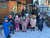 Die Kinder der Kita „Geschwister Scholl“ halfen beim Dekorieren der Weihnachtsbäume.