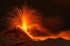 Lava wird whrend einer Eruption aus dem Südostkrater des Ätna geschleudert. Das Naturschauspiel wurde von Nicolosi bei Catania aus aufgenommmen.