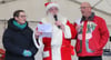 Bei der Eröffnung der Treptower Wihnacht: Bürgermeisterin Claudia Ellgoth mit dem Weihnachtsmann und Moderator Frank Schmidt.&nbsp;