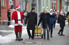 In Begleitung von Bürgermeister René Putzar und KSR-Geschäftsführer Daniel Finn besuchte der Weihnachtsmann am Samstag den Malchower Weihnachtsmarkt.