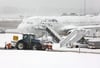 Wegen des heftigen Wintereinbruches in Bayern war der Flugbetrieb in München am Samstag vorübergehend eingestellt worden.