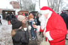 Wer sich mit rot auskennt: Den Weihnachtsmann beim Görminer Adventsmarkt stellte übrigens die Feuerwehr.&nbsp;