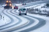 Ein Schneepflug räumt eine Bundesstraße von Schnee und Eis. Kräftiger Schneefall und Temperaturen unter dem Gefrierpunkt behindern den Verkehr in Norddeutschland.