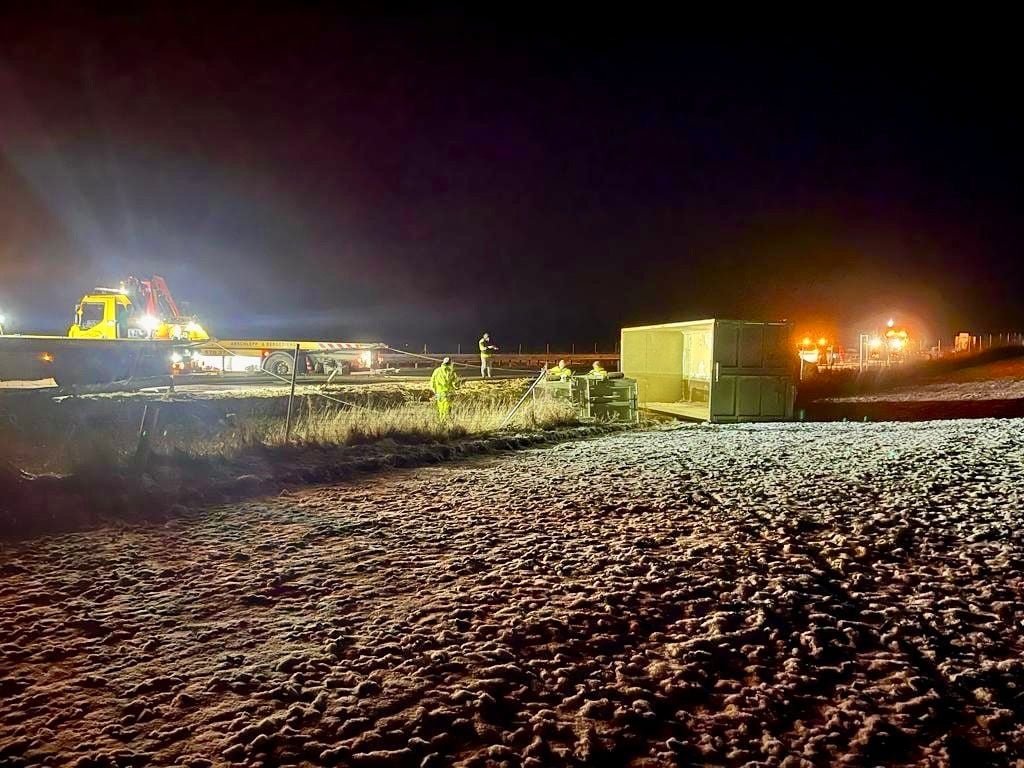 Lkw Durchbricht Leitplanke Auf A11 Und Verliert Container