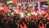 Eine propalästinensische Demo zieht durch die Hamburger Innenstadt.