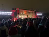 Der verschneite Fußballplatz im neu.sw Stadion war beim großen Open-Air-Weihnachtsingen gut gefüllt am Mittwochabend in Neubrandenburg. 