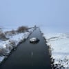 Auto rutscht bei Eisglätte mitten in Fluss