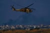 Ein israelischer Militärhubschrauber fliegt in der Nähe der Grenze zwischen Israel und Gaza dem Gazastreifen. Die israelische Armee setzt die Anrgiffe auf den Küstenstreifen fort.
