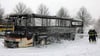 Der Bus brannte auf dem A20-Parkplatz komplett aus. Der Fahrer musste ins Krankenhaus gebracht werden.