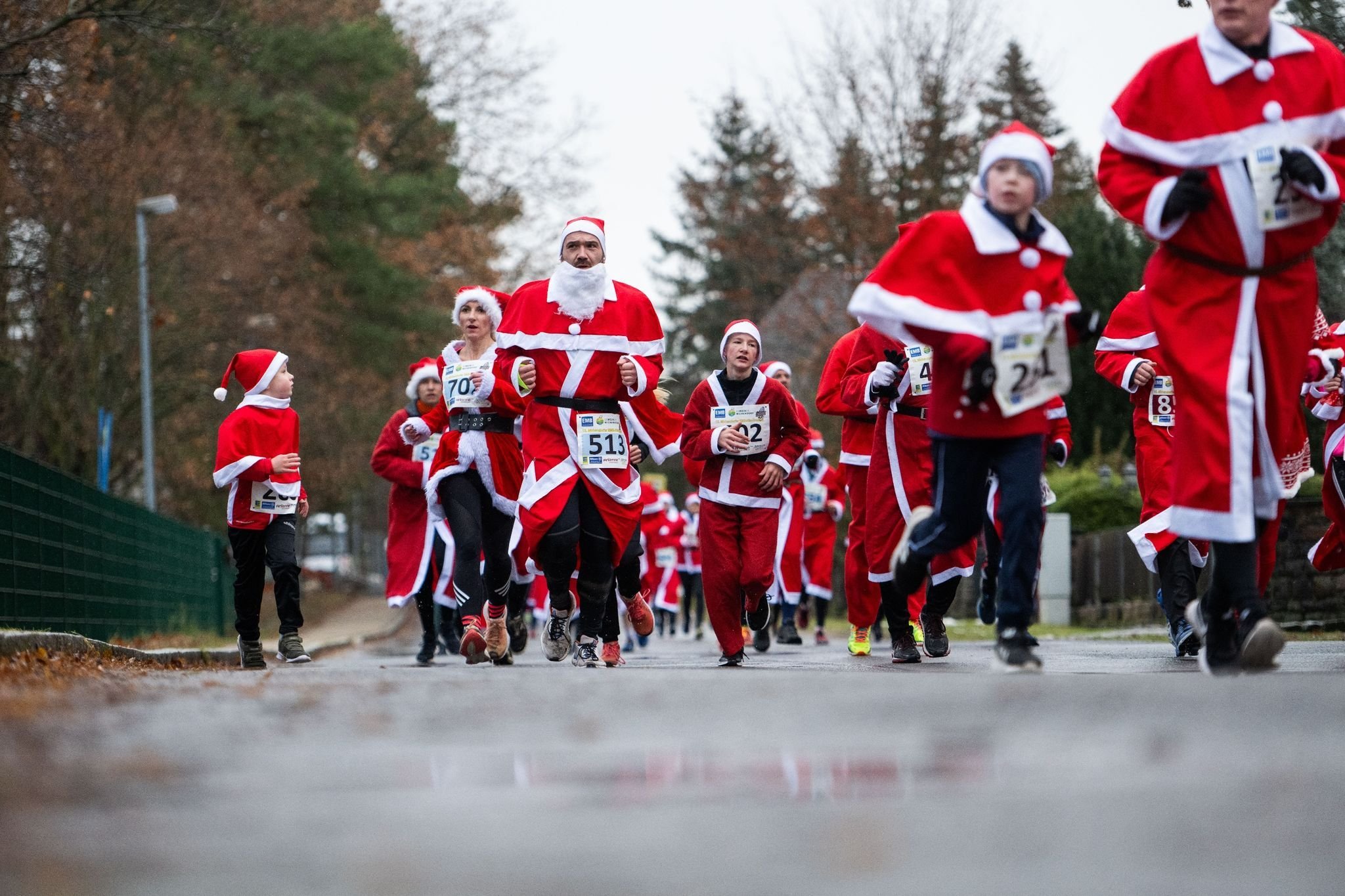 Sportlich in die Weihnachtszeit: 950 Nikoläuse machen Tempo
