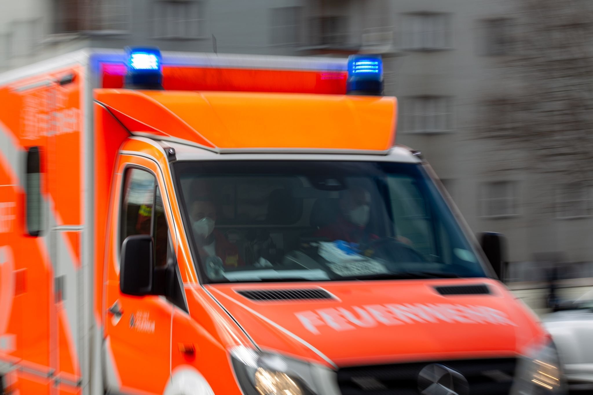 EScooter mit drei Kindern von Auto angefahren