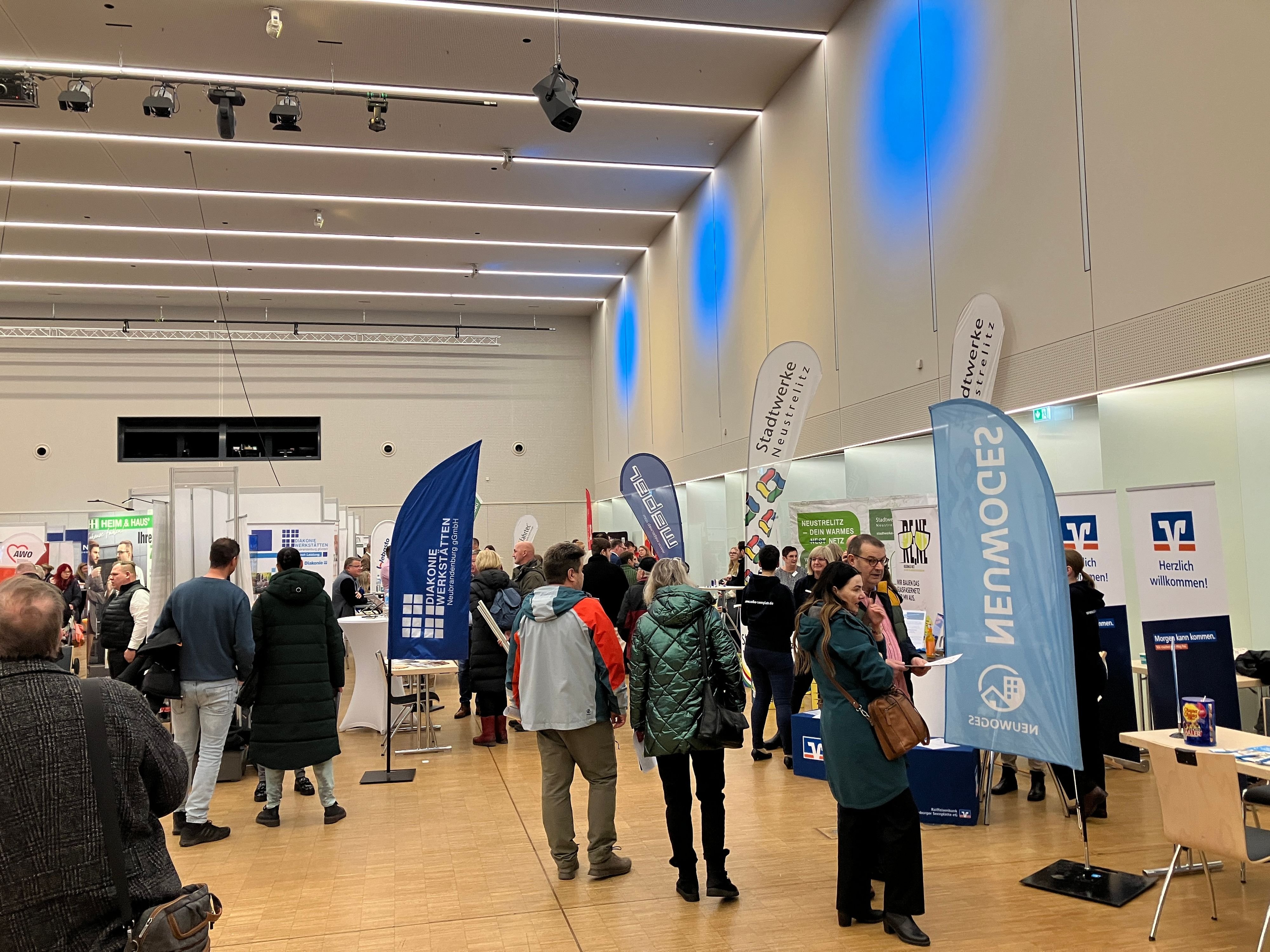 IHK Homecoming Day in Neubrandenburg Draws Dozens of Companies and Job Seekers