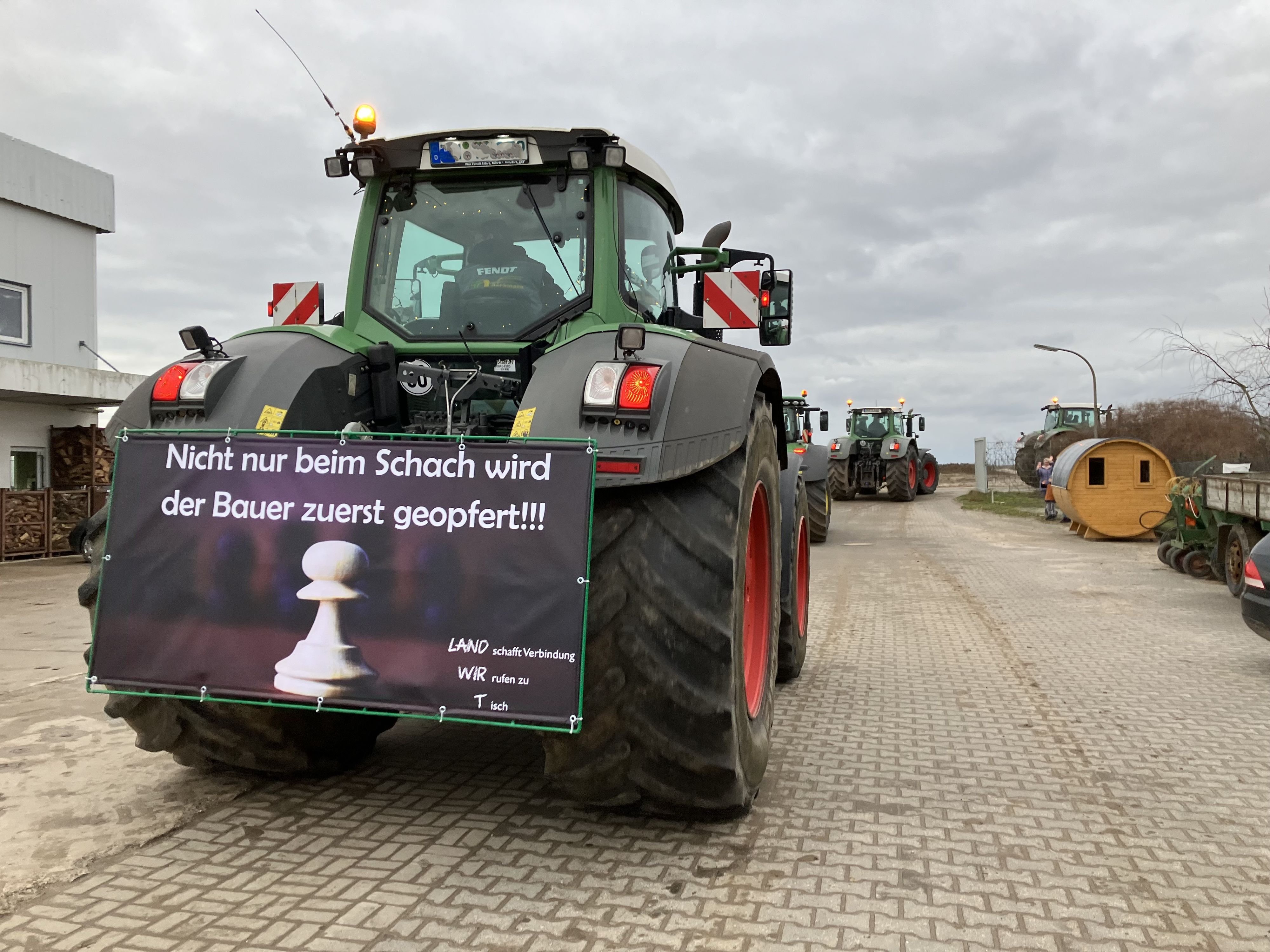 Bauern-Demo startet an Angermünder Esso-Tankstelle