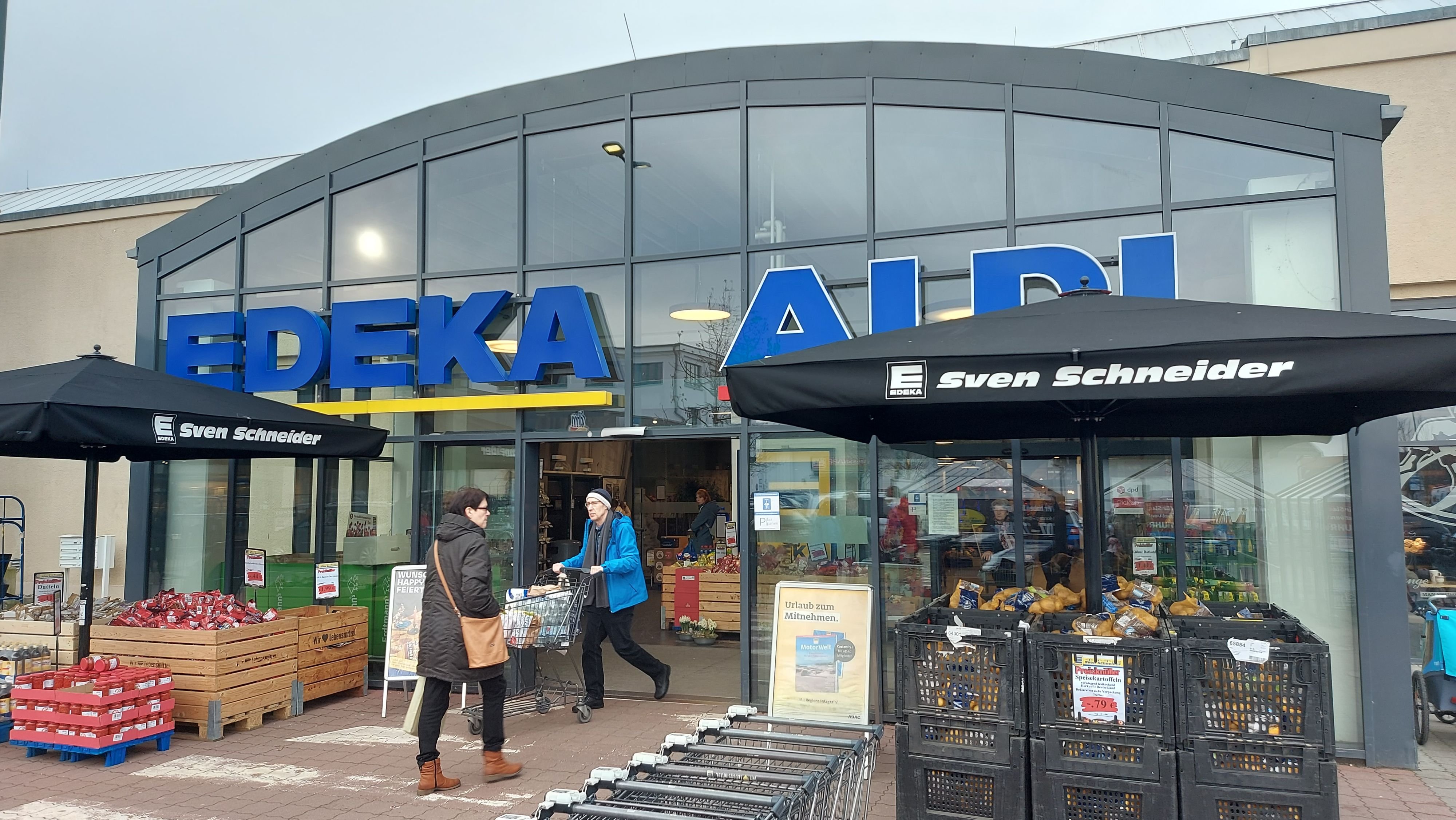 Einbrecher knacken zwischen Edeka und Aldi Geldautomat in Greifswald