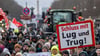 In den vergangenen Wochen haben immer wieder Menschen, darunter auch viele Landwirte mit ihren Traktoren, gegen die Sparpläne protestiert.