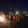 Bauern sperren Straße und Stadt in Vorpommern und mahnen mit Feuer