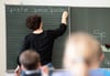 "Ausgebildete Lehrer sind wie Goldstaub", sagt MV-Bildungsministerin Simone Oldenburg. Das Suchen nach neuen Lehrkräften stößt auf Kritik der Opposition.