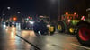 Auf dem Ring in Neubrandenburg waren am Freitagabend erneut viele Bauern mit ihren Traktoren unterwegs.