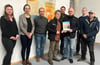 Vertreter von fünf Bauernverbänden aus der Region übergaben am Freitag in Neubrandenburg eine Petition an Landrat Heiko Kärger (3.v.r.), der Unterstützung für ihr Anliegen versprach und markige Worte fand.