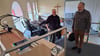 Gemeindeleiter Manfred Chrzon (links) zeigte Orgelbaumeister&nbsp;Andreas Arnold die neue elektronische Orgel, die die Gemeinde angeschafft hat.