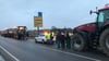 An der Autobahnbrücke in Dambeck bei Röbel haben sich etwa 30 Personen mit 20 Fahrzeugen versammelt.