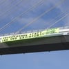 LNG-Gegner seilen sich mit Banner von der Rügenbrücke ab