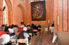 Knapp 50 historisch interessierte Menschen begrüßten das großformatige Gemälde mit der Darstellung der Kreuzabnahme Jesu in der Marienkirche Pasewalk.