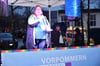 Mitorganisatorin Kerstin Seeger vom Bündnis "Vorpommern: weltoffen, demokratisch, bunt" spricht auf der Kundgebung.