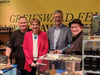 Gemeinsam mit Vertretern aus der Hansestadt Greifswald und Bürgermeister Dr. Stefan Fassbinder präsentierte die Dorit Wilinski (2.v.l.) ihren Kaffee aus Vorpommern auf der Grünen Woche in Berlin.