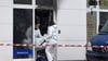 Kriminaltechniker untersuchen den Tatort der Deutschen Bank am Knieper Center nach der Sprengung eines Geldautomaten.