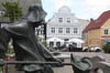 Die Fischer-Skulptur und ein kleines Wasserpiel gehört seit vielen Jahren zum Ueckermünder Markt.