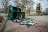 Am Mittwoch brannten am Netto-Markt in der Albert-Einstein-Straße zwei Kleidercontainer. So sah es am Donnerstag dort aus.