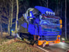 Sturm drückt Lkw auf Rügen gegen Baum: Fahrer verletzt