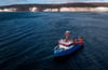 Das Fischereiforschungsschiffs Clupea ist auf der Ostsee vor der Insel Rügen unterwegs (Aufnahme mit Drohne).