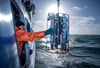 Marko Weißköppel setzt von Bord des Fischereiforschungsschiffs Clupea auf der Ostsee vor der Insel Rügen eine Hydrografiesonde aus, mit der Sauerstoffgehalt, Wassertemperatur und Salzgehalt in allen Wassertiefen gemessen werden.