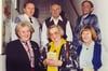 Foto mit Symbolkraft: Annemarie Giegler (vorn links) und Heimatdichterin Erna Taege-Röhnisch (vorn Mitte) stellten 1995 im MKC Templin mit ihren Mitstreitern vom Uckermärk’schen Heidstruk das Buch „Mundartliches aus der Uckermark“ vor. 