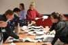 Wahlhelfer sortieren bei der Stimmauszählung die Stimmzettel.